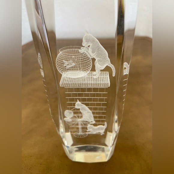 Vintage Tall Laser Etched 3D Crystal Glass Paperweight 3 Kittens Cats Playing 6" - Picture 4 of 9